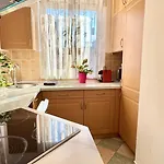 Madonna Queen - 3 Rooms, Garage Daire *