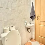 Madonna Queen - 3 Rooms, Garage Daire