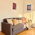 Madonna Queen - 3 Rooms, Garage Daire *