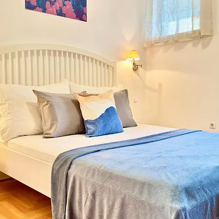 Madonna Queen - 3 Rooms, Garage