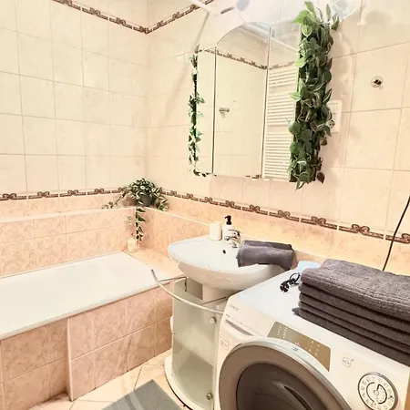 Madonna Queen - 3 Rooms, Garage Apartman