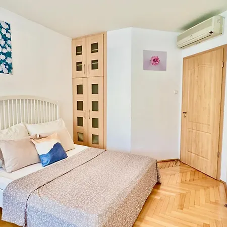 Madonna Queen - 3 Rooms, Garage