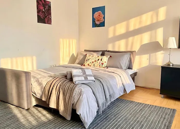 Madonna Queen - 3 Rooms, Garage Lejlighed *